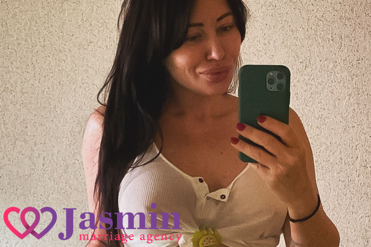 Elena, 44